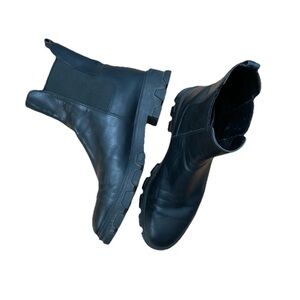 Michael Kors Womens Black
Chelsea Boot Leather Upper Size 9
Small Hole Pictured